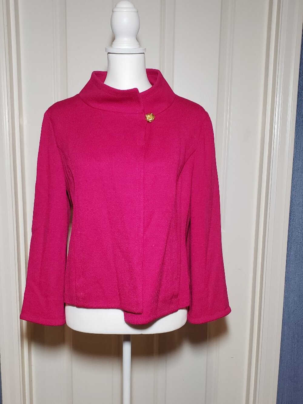 St. John Pink top closure cardigan size 10